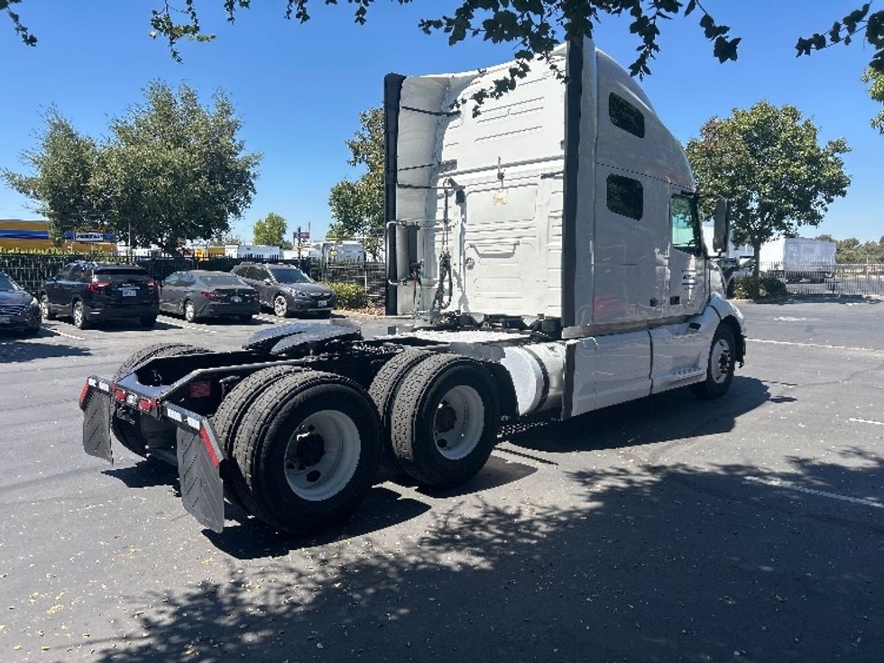 Sleeper Tractor-Heavy Duty Tractors-Volvo-2022-VNL64760-Bakersfield-CA-537,328\n\t\tmiles-$ 80,250 - Image 7