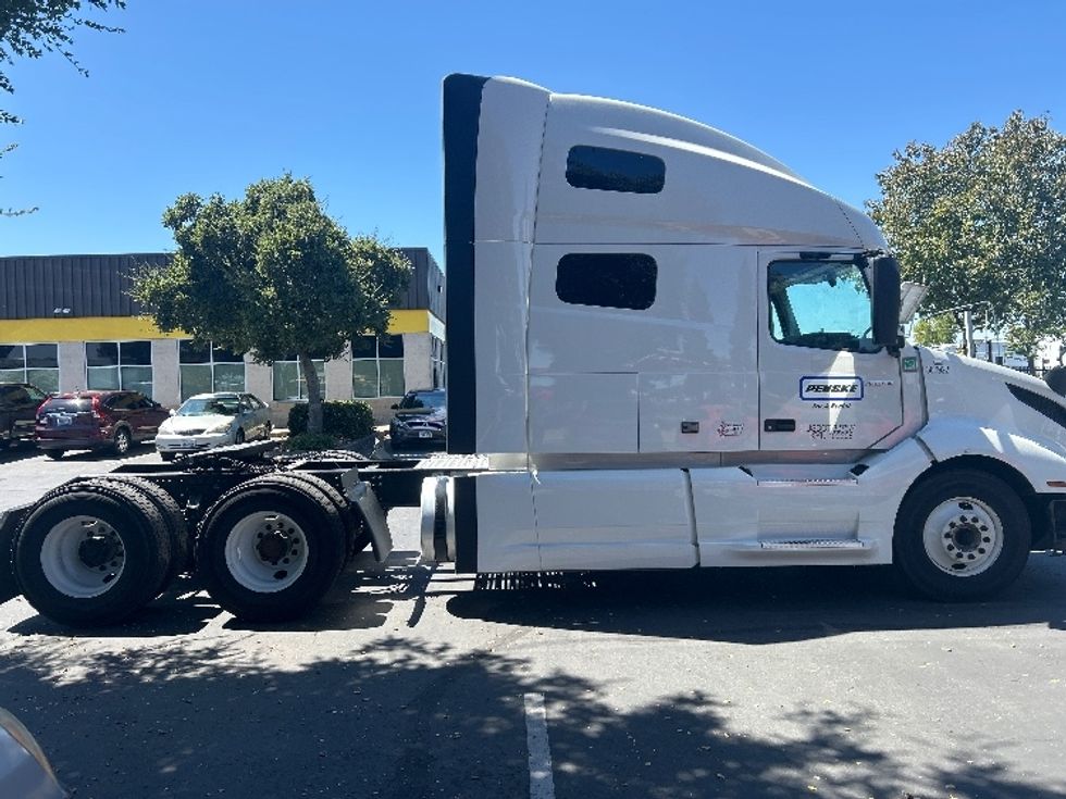 Sleeper Tractor-Heavy Duty Tractors-Volvo-2022-VNL64760-Bakersfield-CA-537,328\n\t\tmiles-$ 80,250 - Image 8
