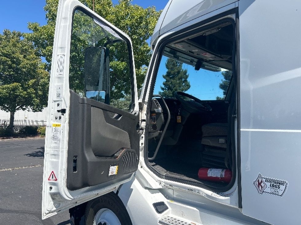 Sleeper Tractor-Heavy Duty Tractors-Volvo-2022-VNL64760-Bakersfield-CA-537,328\n\t\tmiles-$ 80,250 - Image 9