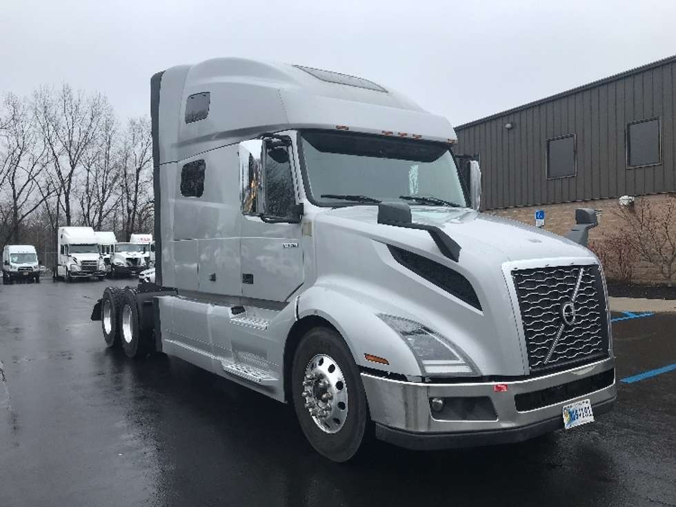 Sleeper Tractor-Heavy Duty Tractors-Volvo-2022-VNL64760-Bensalem-PA-399,705
miles-$ 78,500