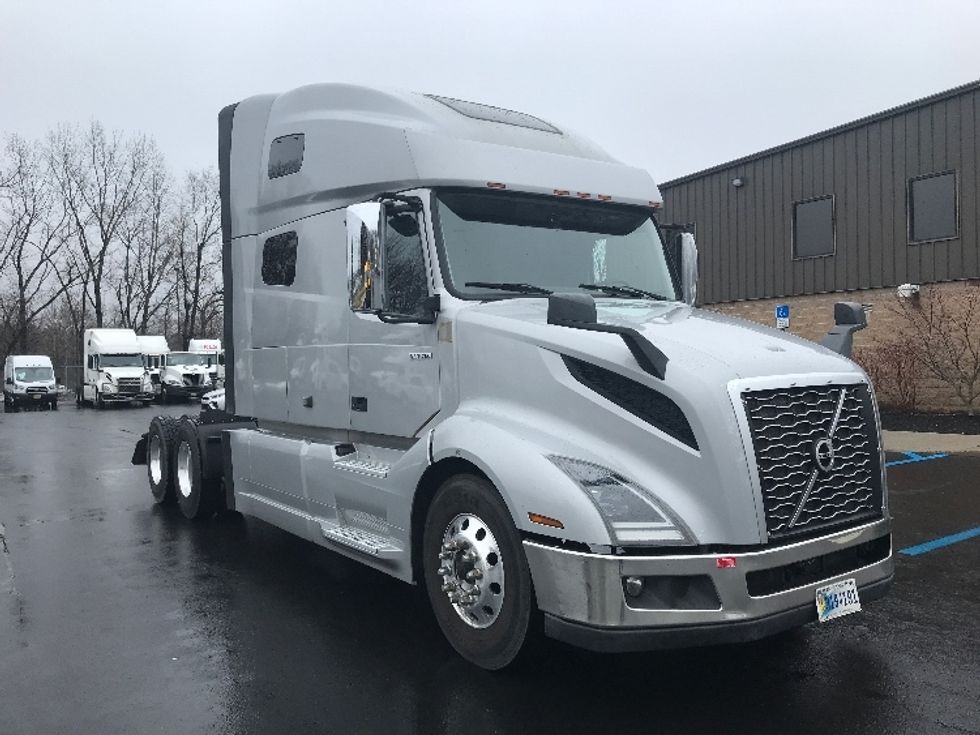 Sleeper Tractor-Heavy Duty Tractors-Volvo-2022-VNL64760-Bensalem-PA-399,705\n\t\tmiles-$ 78,500 - Image 1