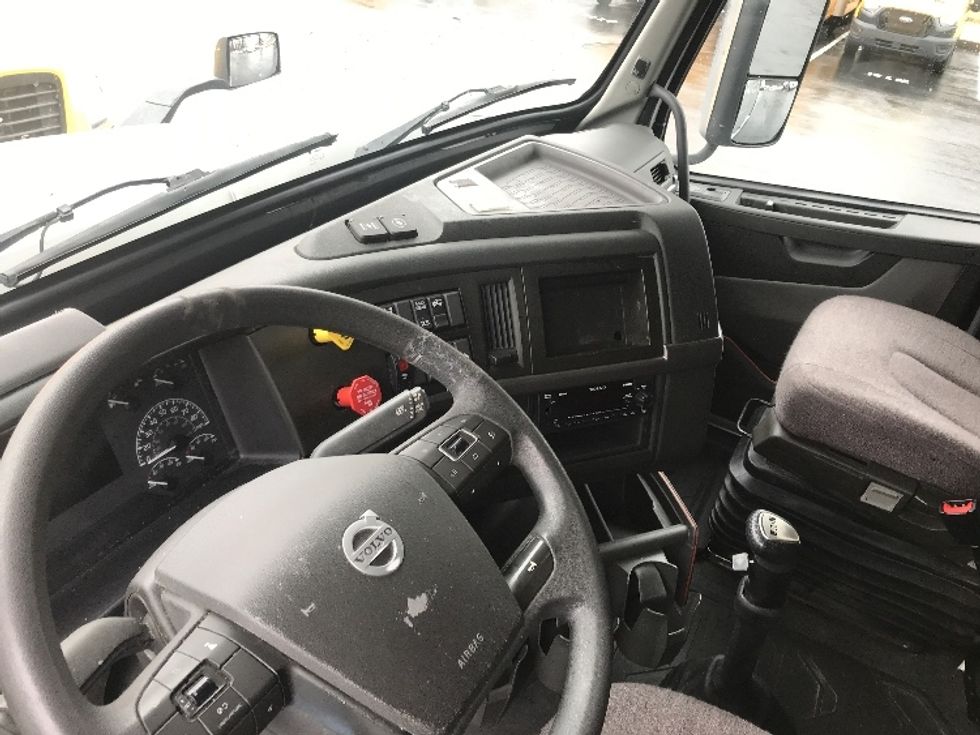 Sleeper Tractor-Heavy Duty Tractors-Volvo-2022-VNL64760-Bensalem-PA-399,705\n\t\tmiles-$ 78,500 - Image 10