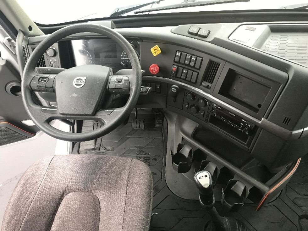 Sleeper Tractor-Heavy Duty Tractors-Volvo-2022-VNL64760-Bensalem-PA-399,705\n\t\tmiles-$ 78,500 - Image 11
