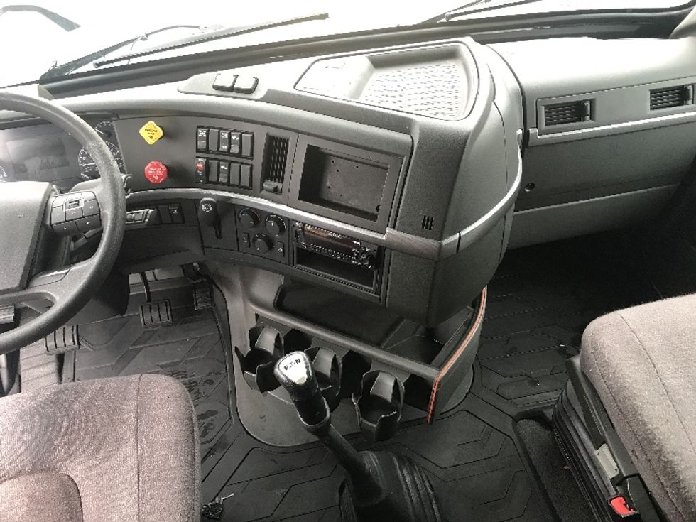Sleeper Tractor-Heavy Duty Tractors-Volvo-2022-VNL64760-Bensalem-PA-399,705\n\t\tmiles-$ 78,500 - Image 12
