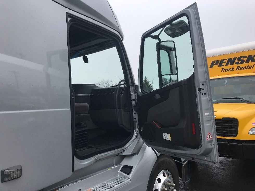 Sleeper Tractor-Heavy Duty Tractors-Volvo-2022-VNL64760-Bensalem-PA-399,705\n\t\tmiles-$ 78,500 - Image 13