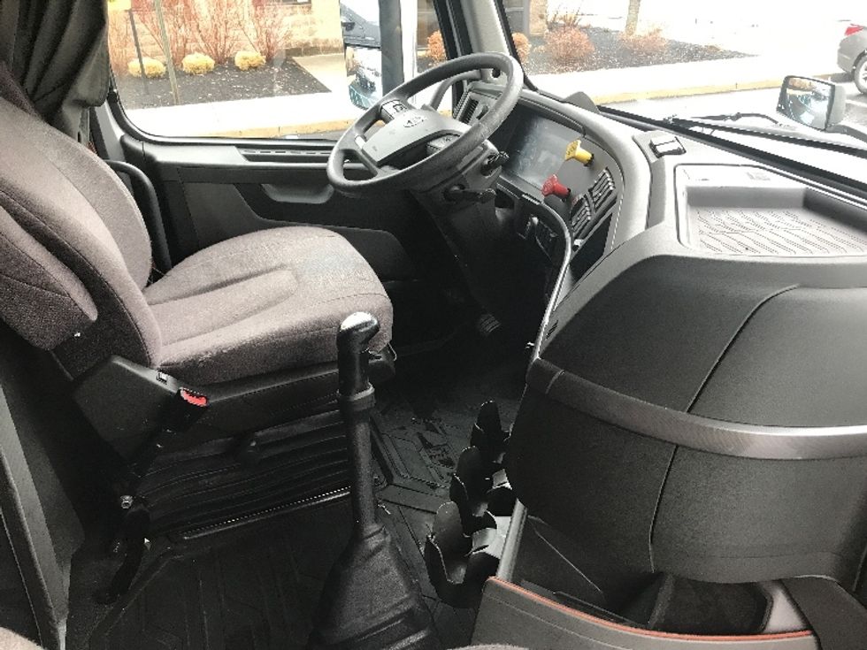 Sleeper Tractor-Heavy Duty Tractors-Volvo-2022-VNL64760-Bensalem-PA-399,705\n\t\tmiles-$ 78,500 - Image 15