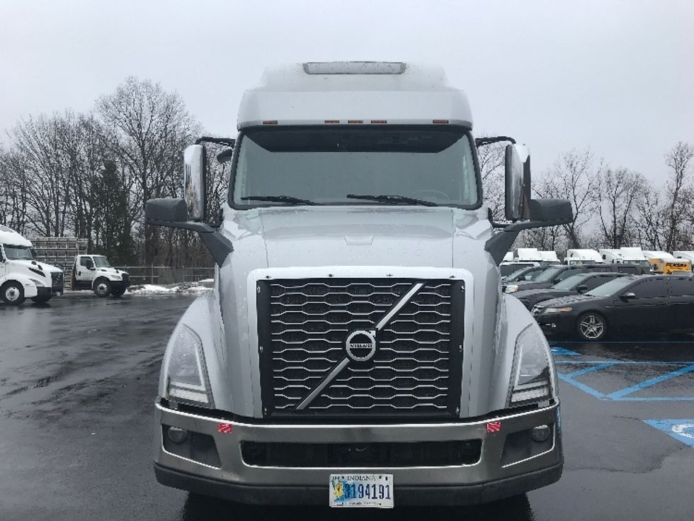 Sleeper Tractor-Heavy Duty Tractors-Volvo-2022-VNL64760-Bensalem-PA-399,705\n\t\tmiles-$ 78,500 - Image 2