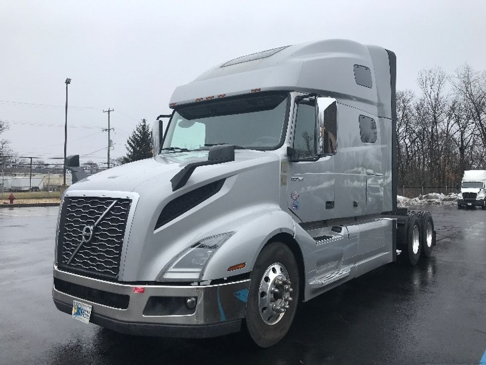 Sleeper Tractor-Heavy Duty Tractors-Volvo-2022-VNL64760-Bensalem-PA-399,705\n\t\tmiles-$ 78,500 - Image 3