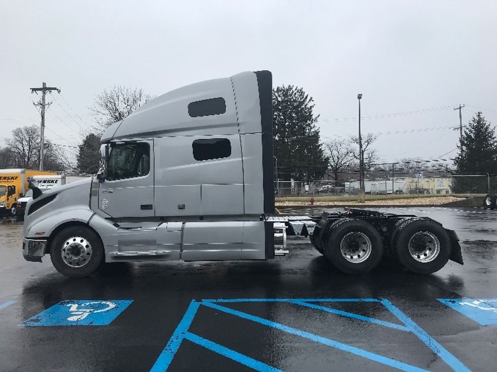 Sleeper Tractor-Heavy Duty Tractors-Volvo-2022-VNL64760-Bensalem-PA-399,705\n\t\tmiles-$ 78,500 - Image 4