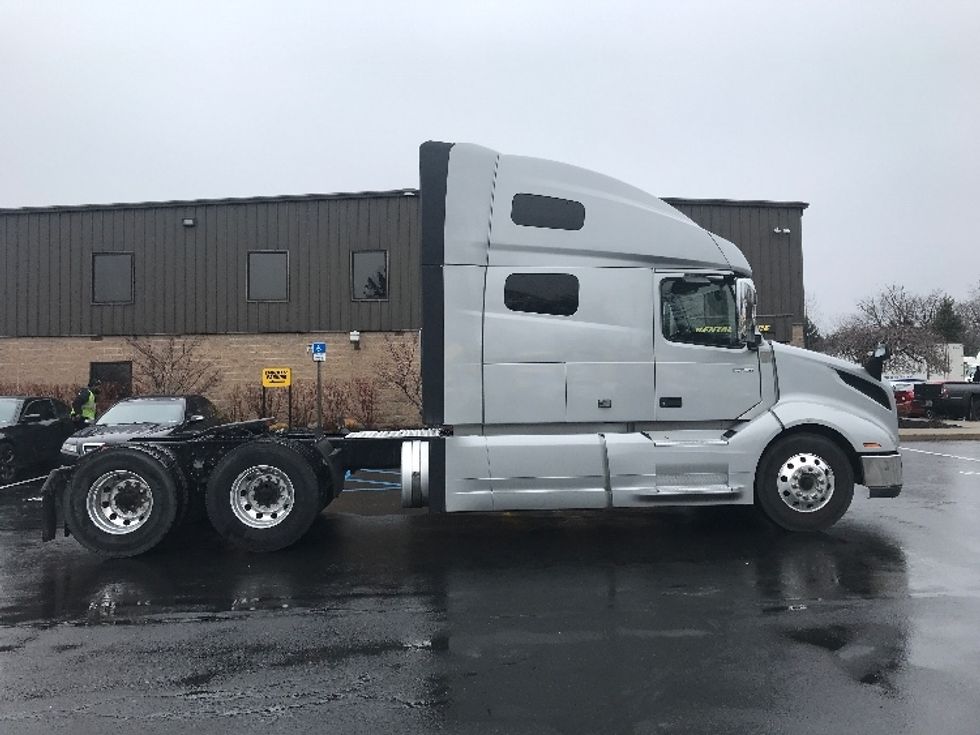 Sleeper Tractor-Heavy Duty Tractors-Volvo-2022-VNL64760-Bensalem-PA-399,705\n\t\tmiles-$ 78,500 - Image 8