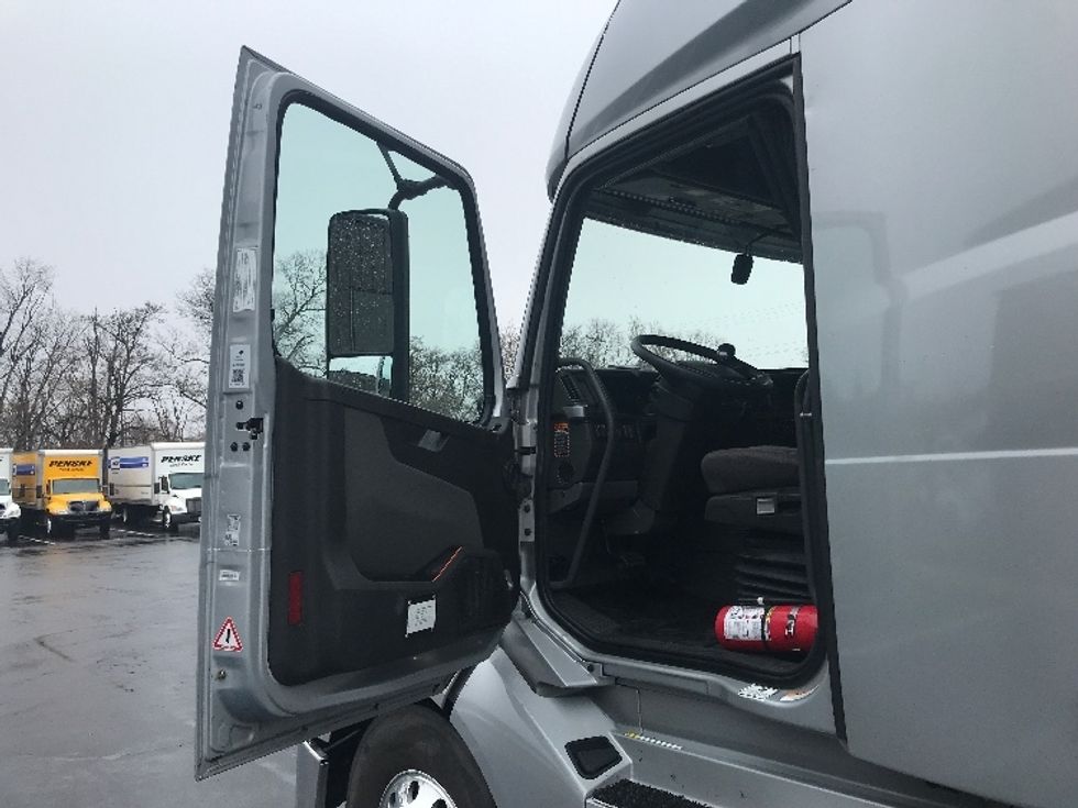 Sleeper Tractor-Heavy Duty Tractors-Volvo-2022-VNL64760-Bensalem-PA-399,705\n\t\tmiles-$ 78,500 - Image 9