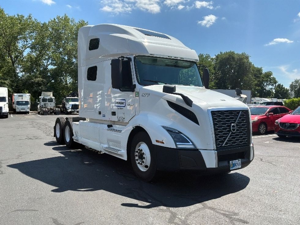 Sleeper Tractor-Heavy Duty Tractors-Volvo-2022-VNL64760-Bensalem-PA-497,746\n\t\tmiles-$ 75,500 - Image 1