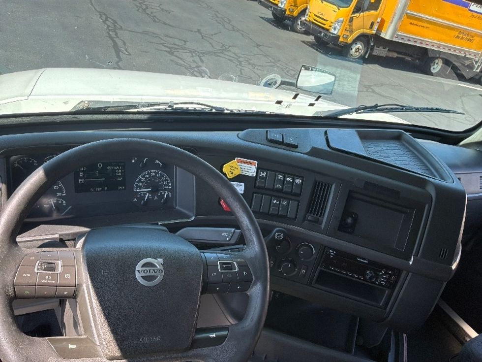 Sleeper Tractor-Heavy Duty Tractors-Volvo-2022-VNL64760-Bensalem-PA-497,746\n\t\tmiles-$ 75,500 - Image 11