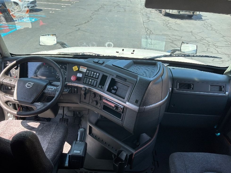 Sleeper Tractor-Heavy Duty Tractors-Volvo-2022-VNL64760-Bensalem-PA-497,746\n\t\tmiles-$ 75,500 - Image 12