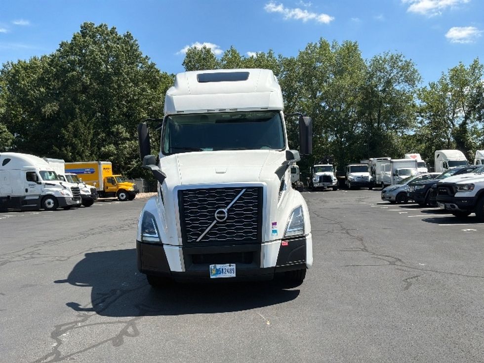 Sleeper Tractor-Heavy Duty Tractors-Volvo-2022-VNL64760-Bensalem-PA-497,746\n\t\tmiles-$ 75,500 - Image 2