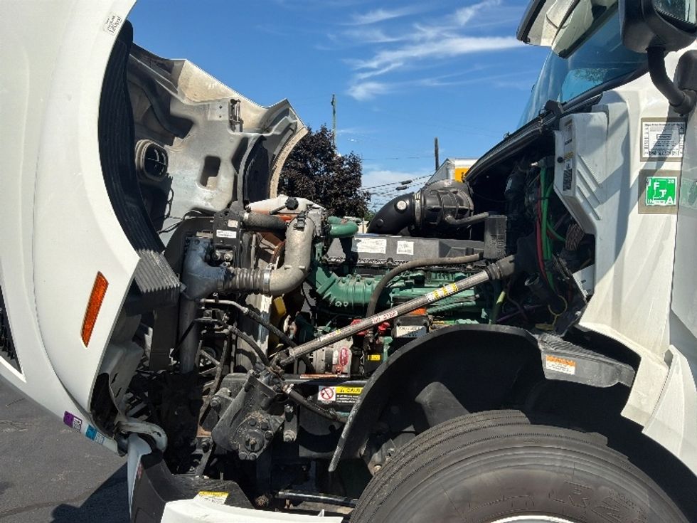 Sleeper Tractor-Heavy Duty Tractors-Volvo-2022-VNL64760-Bensalem-PA-497,746\n\t\tmiles-$ 75,500 - Image 21