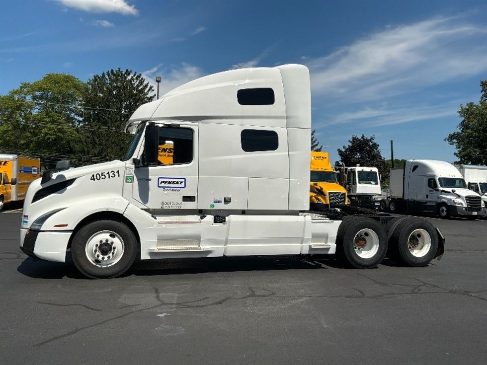 Sleeper Tractor-Heavy Duty Tractors-Volvo-2022-VNL64760-Bensalem-PA-497,746\n\t\tmiles-$ 75,500 - Image 4