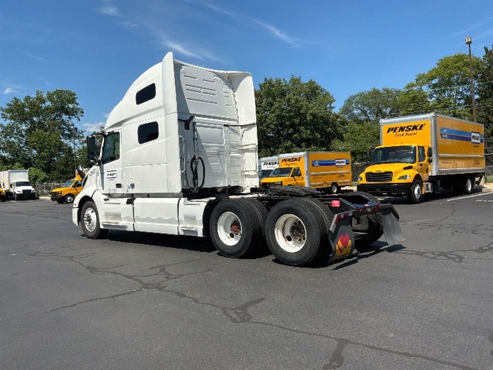 Sleeper Tractor-Heavy Duty Tractors-Volvo-2022-VNL64760-Bensalem-PA-497,746\n\t\tmiles-$ 75,500 - Image 5