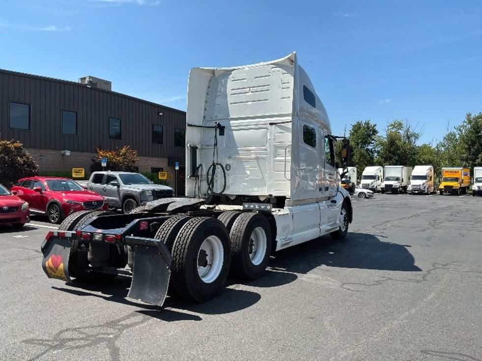 Sleeper Tractor-Heavy Duty Tractors-Volvo-2022-VNL64760-Bensalem-PA-497,746\n\t\tmiles-$ 75,500 - Image 7