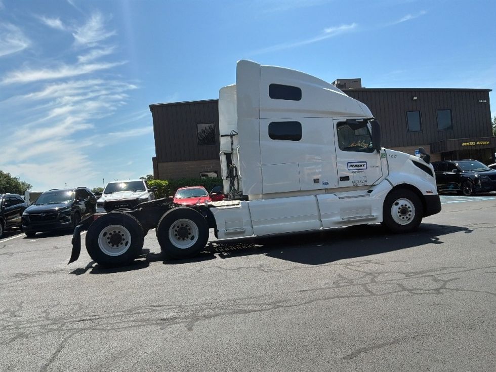 Sleeper Tractor-Heavy Duty Tractors-Volvo-2022-VNL64760-Bensalem-PA-497,746\n\t\tmiles-$ 75,500 - Image 8
