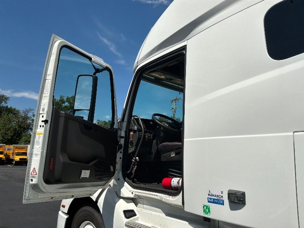 Sleeper Tractor-Heavy Duty Tractors-Volvo-2022-VNL64760-Bensalem-PA-497,746\n\t\tmiles-$ 75,500 - Image 9