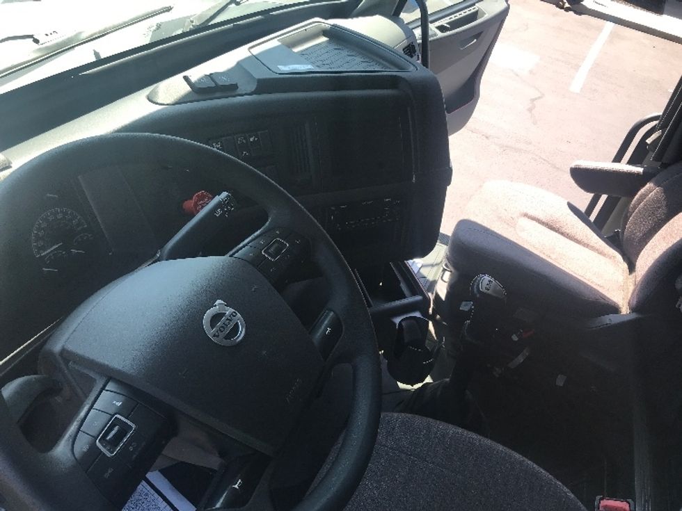 Sleeper Tractor-Heavy Duty Tractors-Volvo-2022-VNL64760-Bensalem-PA-560,122\n\t\tmiles-$ 63,250 - Image 10