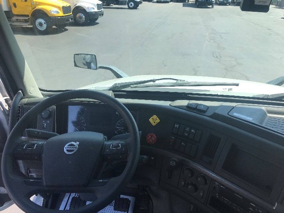 Sleeper Tractor-Heavy Duty Tractors-Volvo-2022-VNL64760-Bensalem-PA-560,122\n\t\tmiles-$ 63,250 - Image 11
