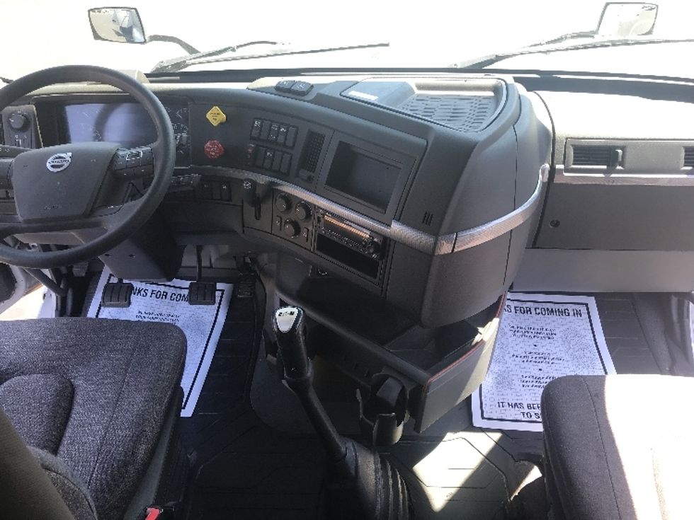 Sleeper Tractor-Heavy Duty Tractors-Volvo-2022-VNL64760-Bensalem-PA-560,122\n\t\tmiles-$ 63,250 - Image 12