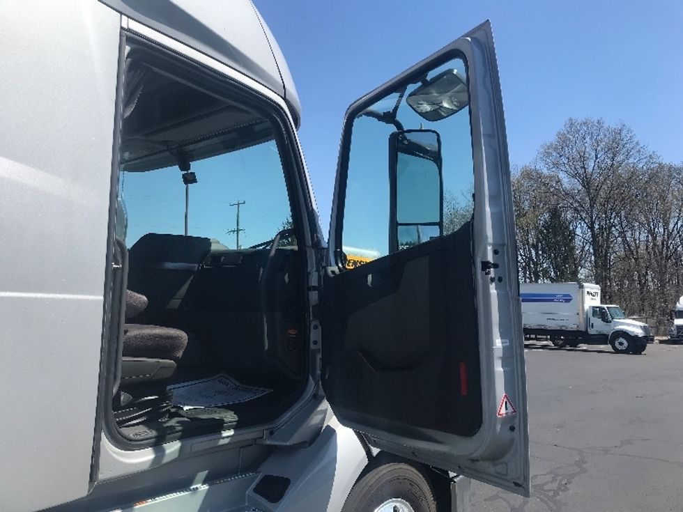 Sleeper Tractor-Heavy Duty Tractors-Volvo-2022-VNL64760-Bensalem-PA-560,122\n\t\tmiles-$ 63,250 - Image 13