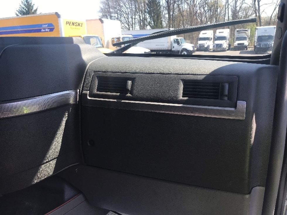 Sleeper Tractor-Heavy Duty Tractors-Volvo-2022-VNL64760-Bensalem-PA-560,122\n\t\tmiles-$ 63,250 - Image 14