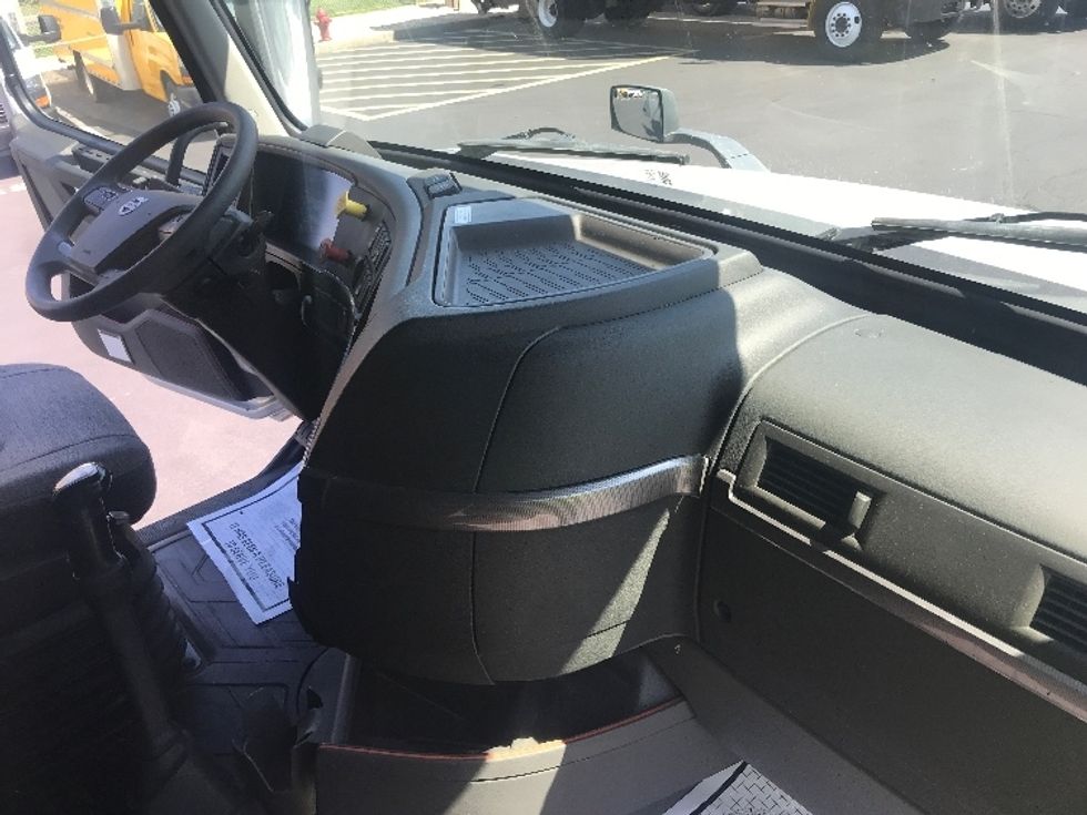 Sleeper Tractor-Heavy Duty Tractors-Volvo-2022-VNL64760-Bensalem-PA-560,122\n\t\tmiles-$ 63,250 - Image 15