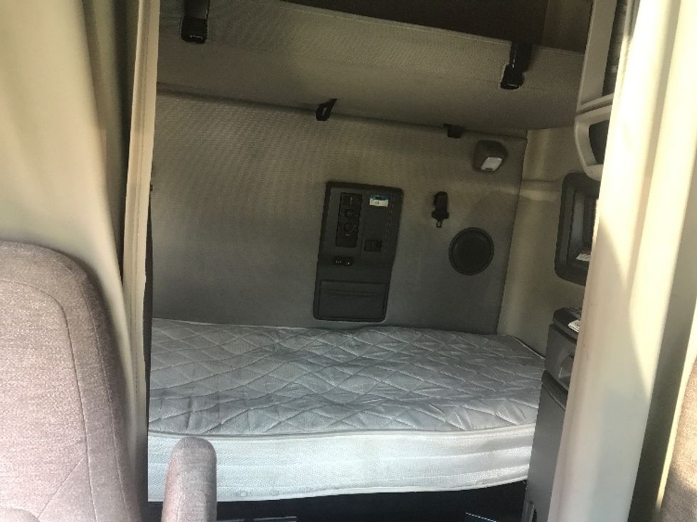 Sleeper Tractor-Heavy Duty Tractors-Volvo-2022-VNL64760-Bensalem-PA-560,122\n\t\tmiles-$ 63,250 - Image 16