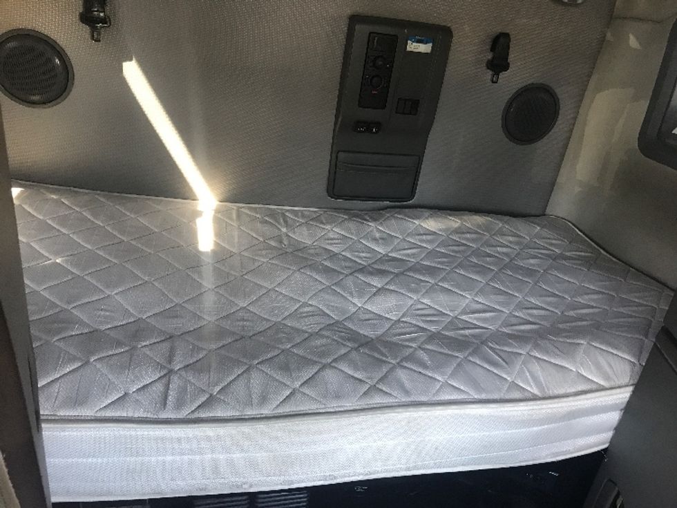 Sleeper Tractor-Heavy Duty Tractors-Volvo-2022-VNL64760-Bensalem-PA-560,122\n\t\tmiles-$ 63,250 - Image 17