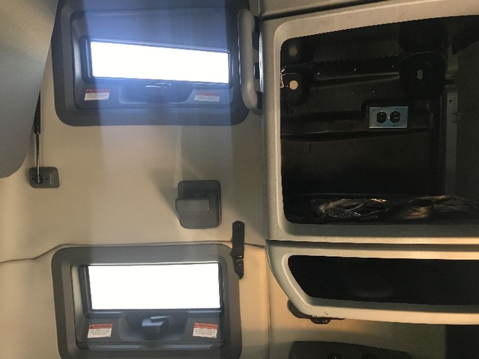 Sleeper Tractor-Heavy Duty Tractors-Volvo-2022-VNL64760-Bensalem-PA-560,122\n\t\tmiles-$ 63,250 - Image 18