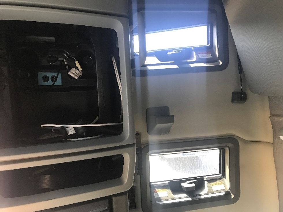 Sleeper Tractor-Heavy Duty Tractors-Volvo-2022-VNL64760-Bensalem-PA-560,122\n\t\tmiles-$ 63,250 - Image 19