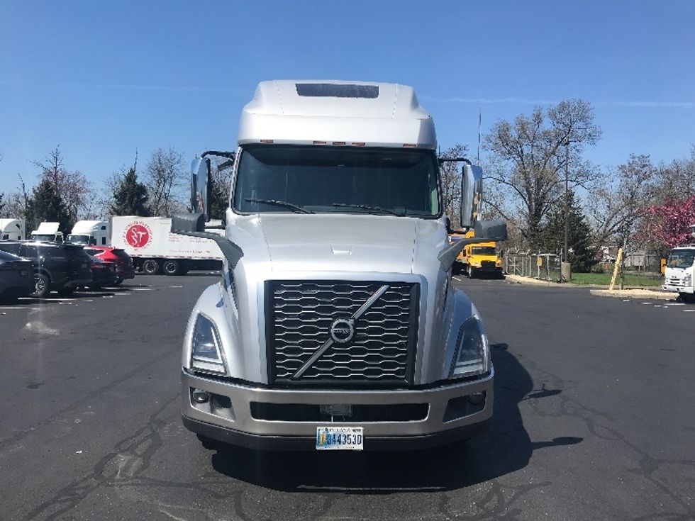 Sleeper Tractor-Heavy Duty Tractors-Volvo-2022-VNL64760-Bensalem-PA-560,122\n\t\tmiles-$ 63,250 - Image 2