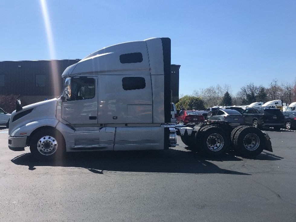 Sleeper Tractor-Heavy Duty Tractors-Volvo-2022-VNL64760-Bensalem-PA-560,122\n\t\tmiles-$ 63,250 - Image 4