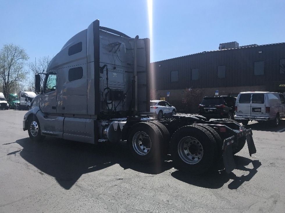 Sleeper Tractor-Heavy Duty Tractors-Volvo-2022-VNL64760-Bensalem-PA-560,122\n\t\tmiles-$ 63,250 - Image 5