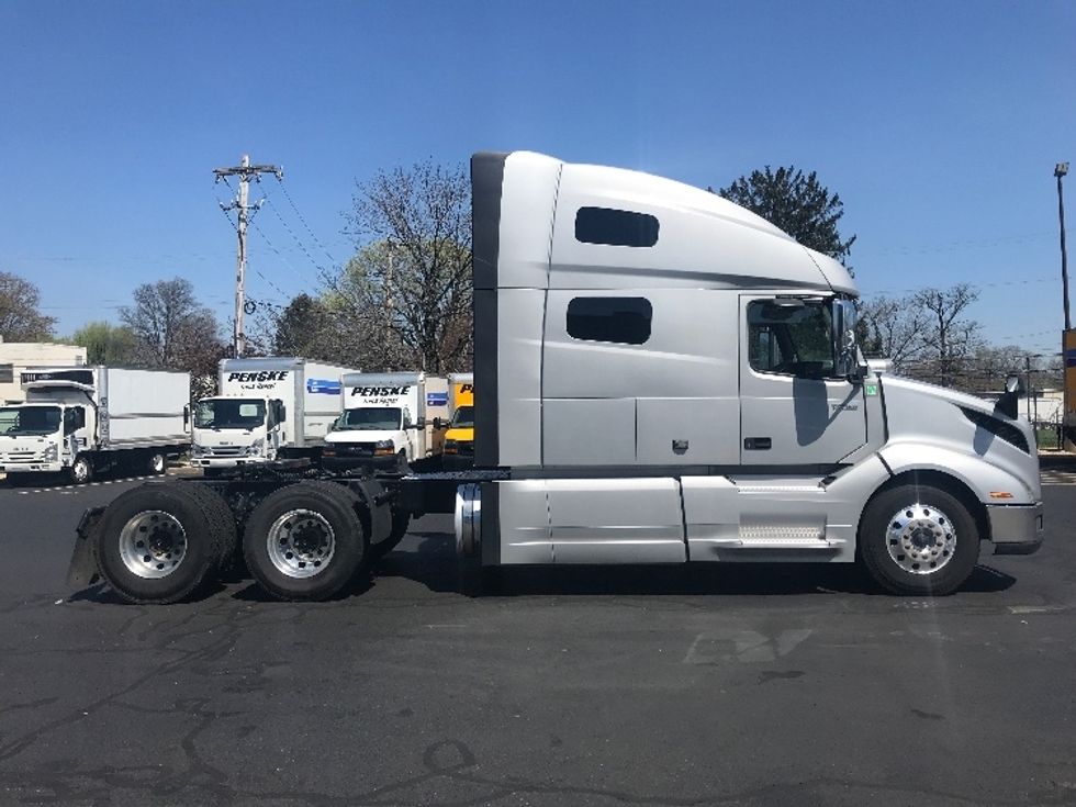 Sleeper Tractor-Heavy Duty Tractors-Volvo-2022-VNL64760-Bensalem-PA-560,122\n\t\tmiles-$ 63,250 - Image 8