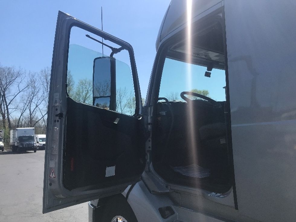 Sleeper Tractor-Heavy Duty Tractors-Volvo-2022-VNL64760-Bensalem-PA-560,122\n\t\tmiles-$ 63,250 - Image 9