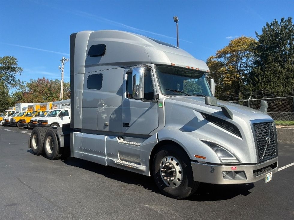 Sleeper Tractor-Heavy Duty Tractors-Volvo-2022-VNL64760-Bensalem-PA-564,216\n\t\tmiles-$ 73,750 - Image 1