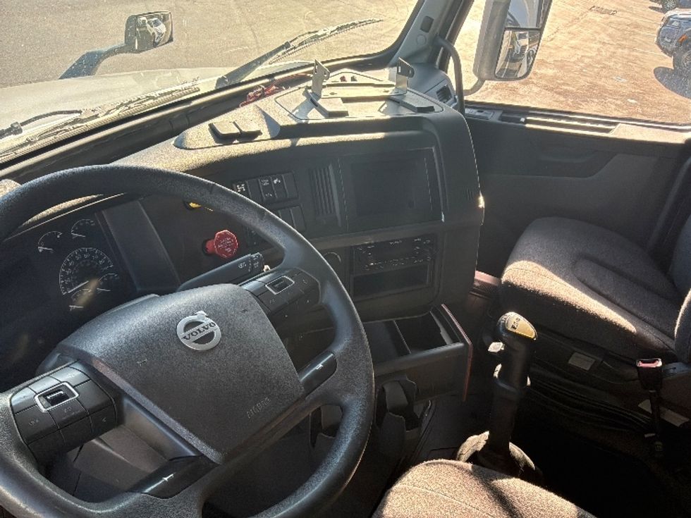 Sleeper Tractor-Heavy Duty Tractors-Volvo-2022-VNL64760-Bensalem-PA-564,216\n\t\tmiles-$ 73,750 - Image 10