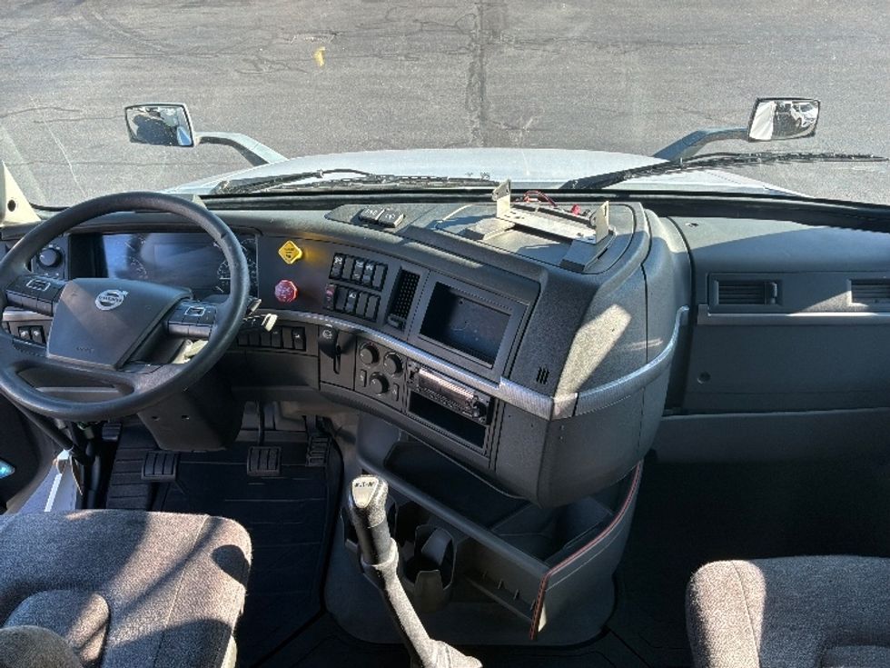 Sleeper Tractor-Heavy Duty Tractors-Volvo-2022-VNL64760-Bensalem-PA-564,216\n\t\tmiles-$ 73,750 - Image 12