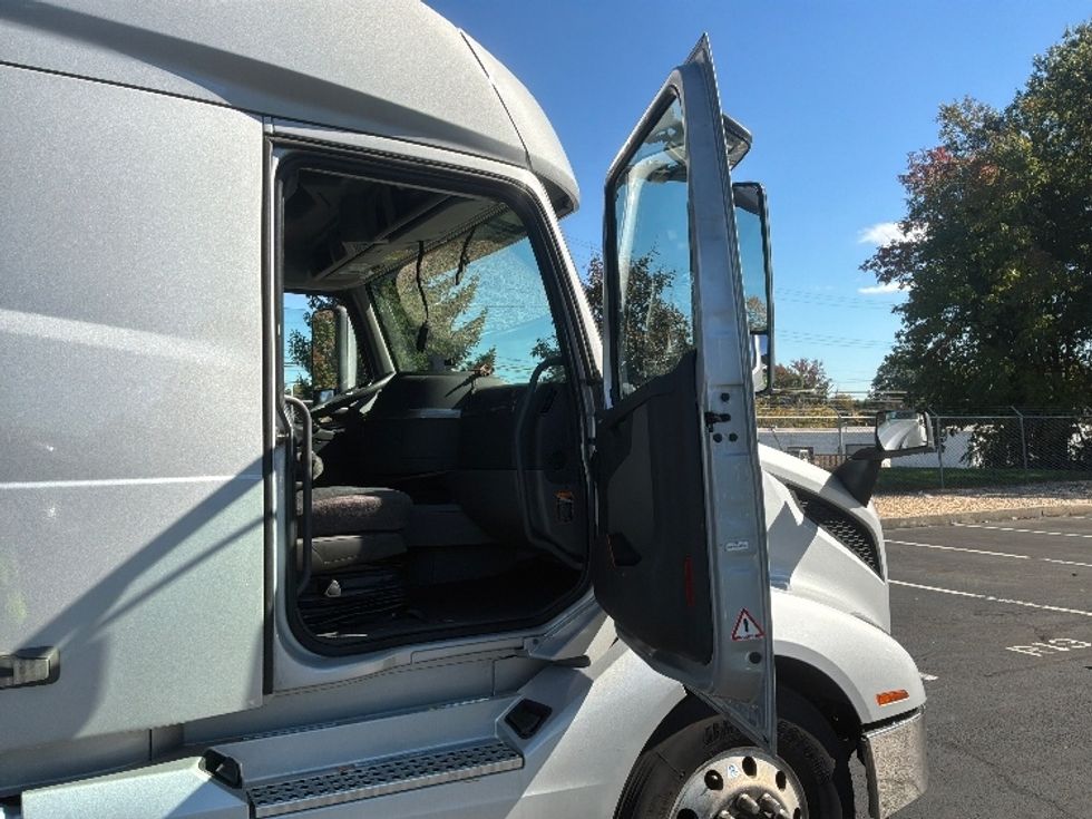 Sleeper Tractor-Heavy Duty Tractors-Volvo-2022-VNL64760-Bensalem-PA-564,216\n\t\tmiles-$ 73,750 - Image 13