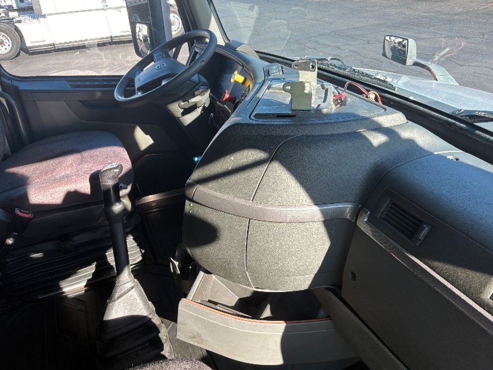 Sleeper Tractor-Heavy Duty Tractors-Volvo-2022-VNL64760-Bensalem-PA-564,216\n\t\tmiles-$ 73,750 - Image 15