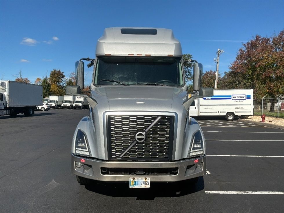 Sleeper Tractor-Heavy Duty Tractors-Volvo-2022-VNL64760-Bensalem-PA-564,216\n\t\tmiles-$ 73,750 - Image 2