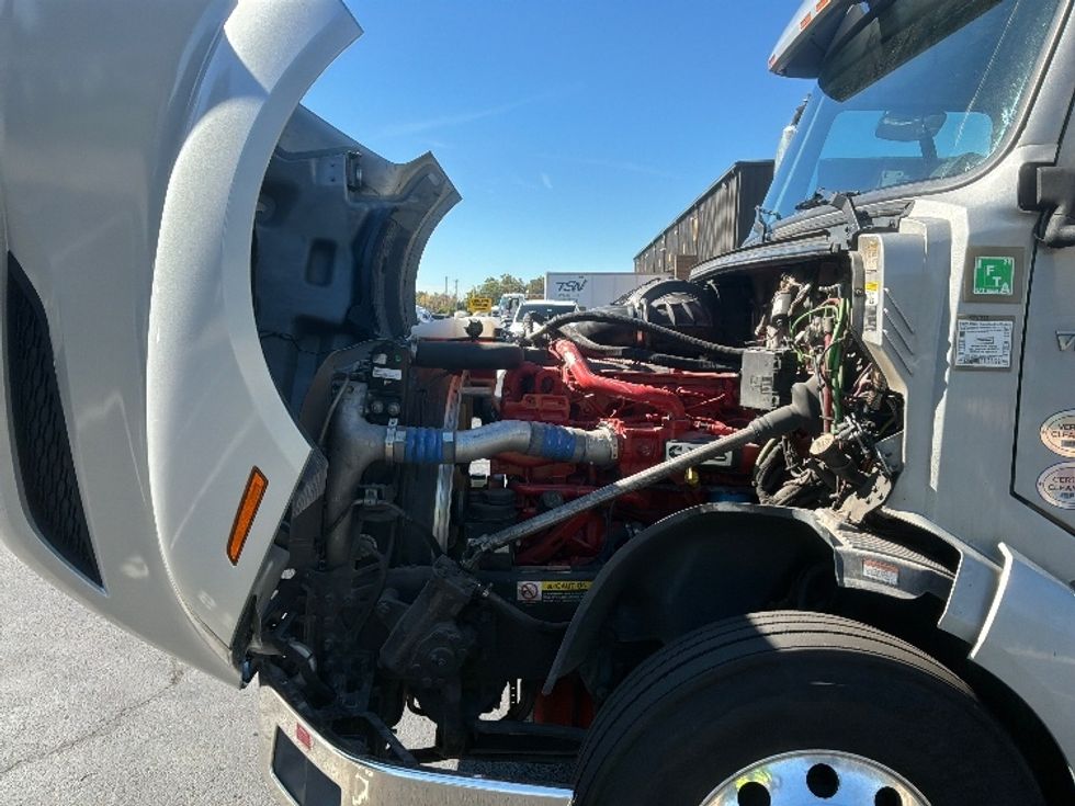 Sleeper Tractor-Heavy Duty Tractors-Volvo-2022-VNL64760-Bensalem-PA-564,216\n\t\tmiles-$ 73,750 - Image 21