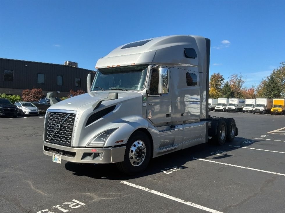Sleeper Tractor-Heavy Duty Tractors-Volvo-2022-VNL64760-Bensalem-PA-564,216\n\t\tmiles-$ 73,750 - Image 3