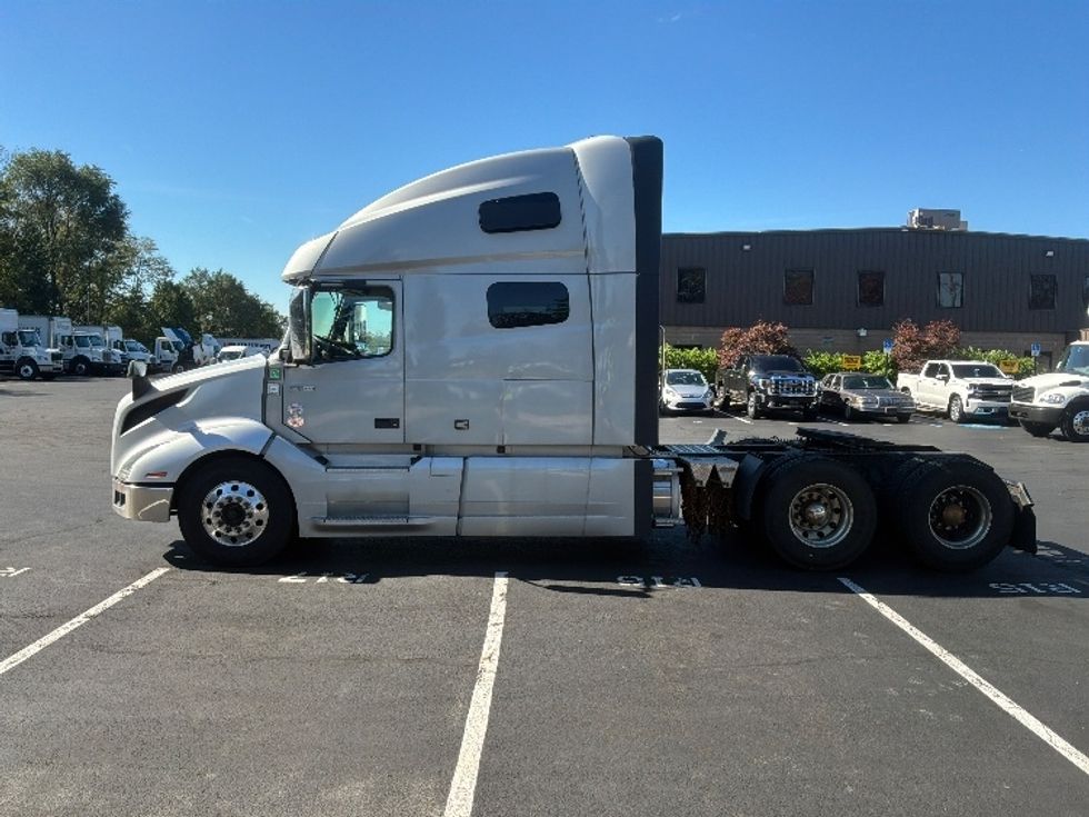 Sleeper Tractor-Heavy Duty Tractors-Volvo-2022-VNL64760-Bensalem-PA-564,216\n\t\tmiles-$ 73,750 - Image 4