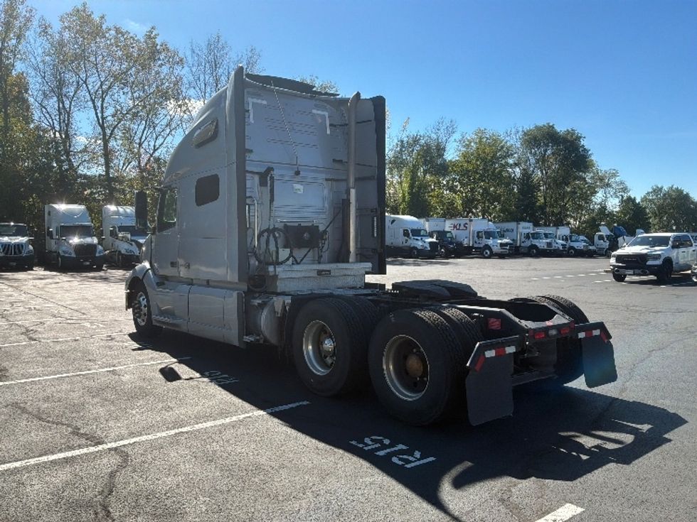 Sleeper Tractor-Heavy Duty Tractors-Volvo-2022-VNL64760-Bensalem-PA-564,216\n\t\tmiles-$ 73,750 - Image 5